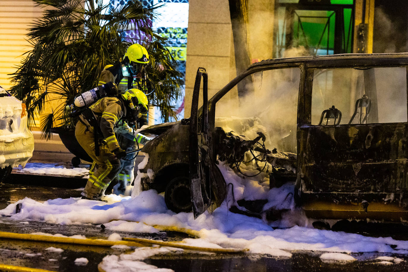 El humo y las llamas alertaron a los vecinos al arder una furgoneta