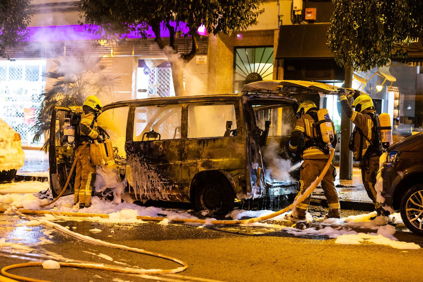 El humo y las llamas alertaron a los vecinos al arder una furgoneta