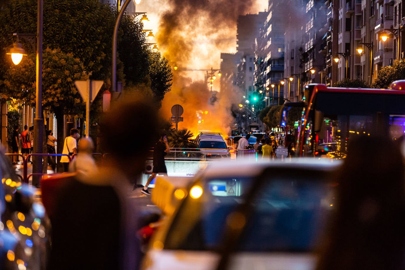 El humo y las llamas alertaron a los vecinos al arder una furgoneta