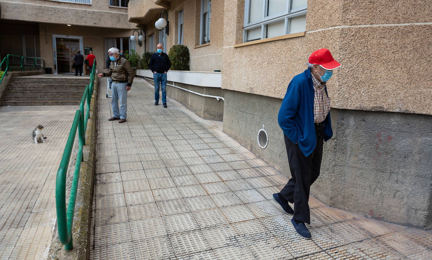 Salud insta a los centros de mayores a «congelar» visitas y salidas para frenar al virus