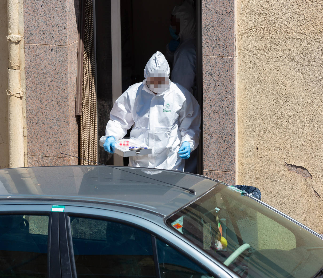 La Guardia Civil sacó ayer esposado al vecino del número 32 de la avenida de Santa Ana, investigó en el interior de la casay buscó con un perro a Javier Ovejas Abad-