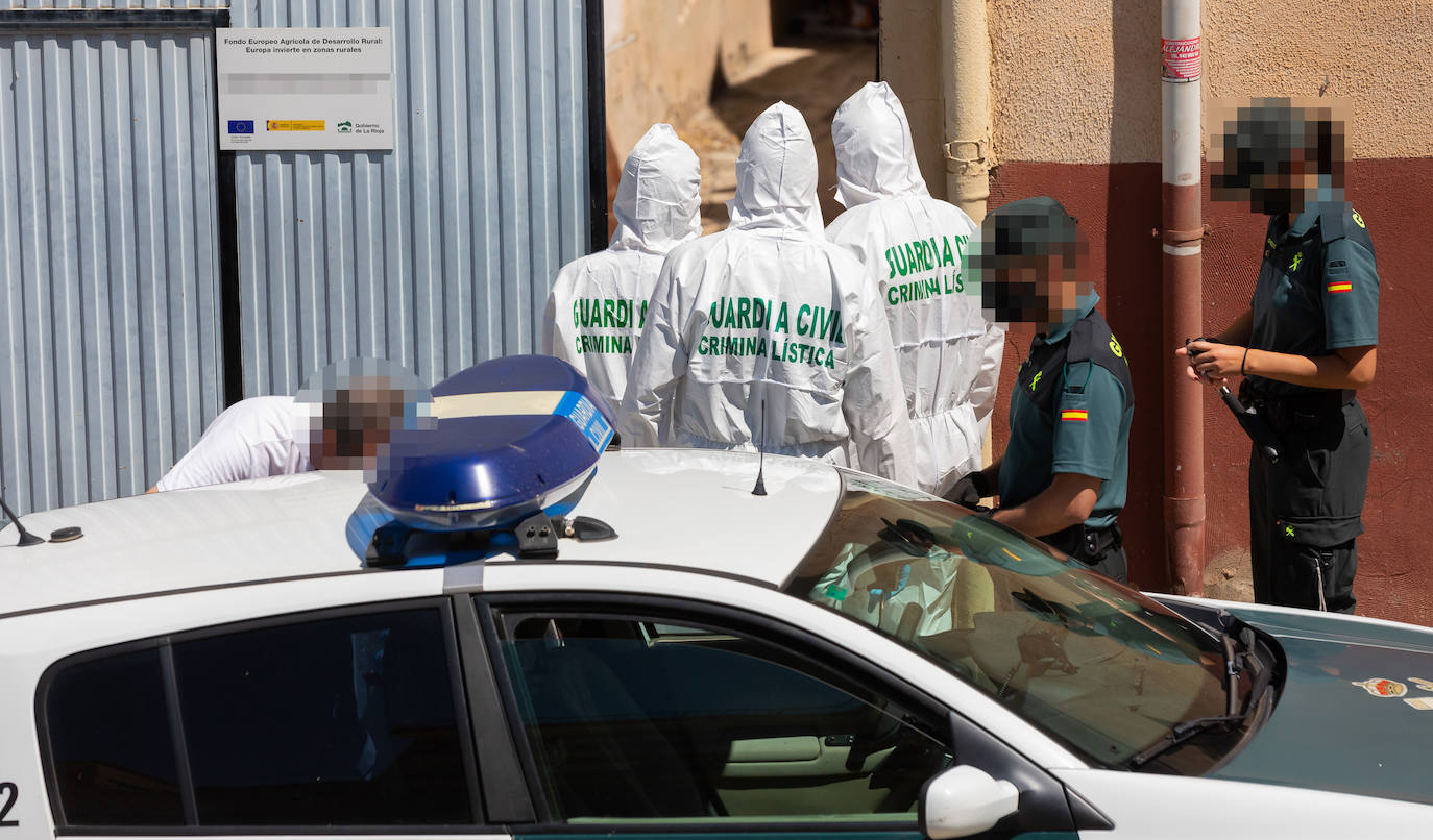 La Guardia Civil sacó ayer esposado al vecino del número 32 de la avenida de Santa Ana, investigó en el interior de la casay buscó con un perro a Javier Ovejas Abad-