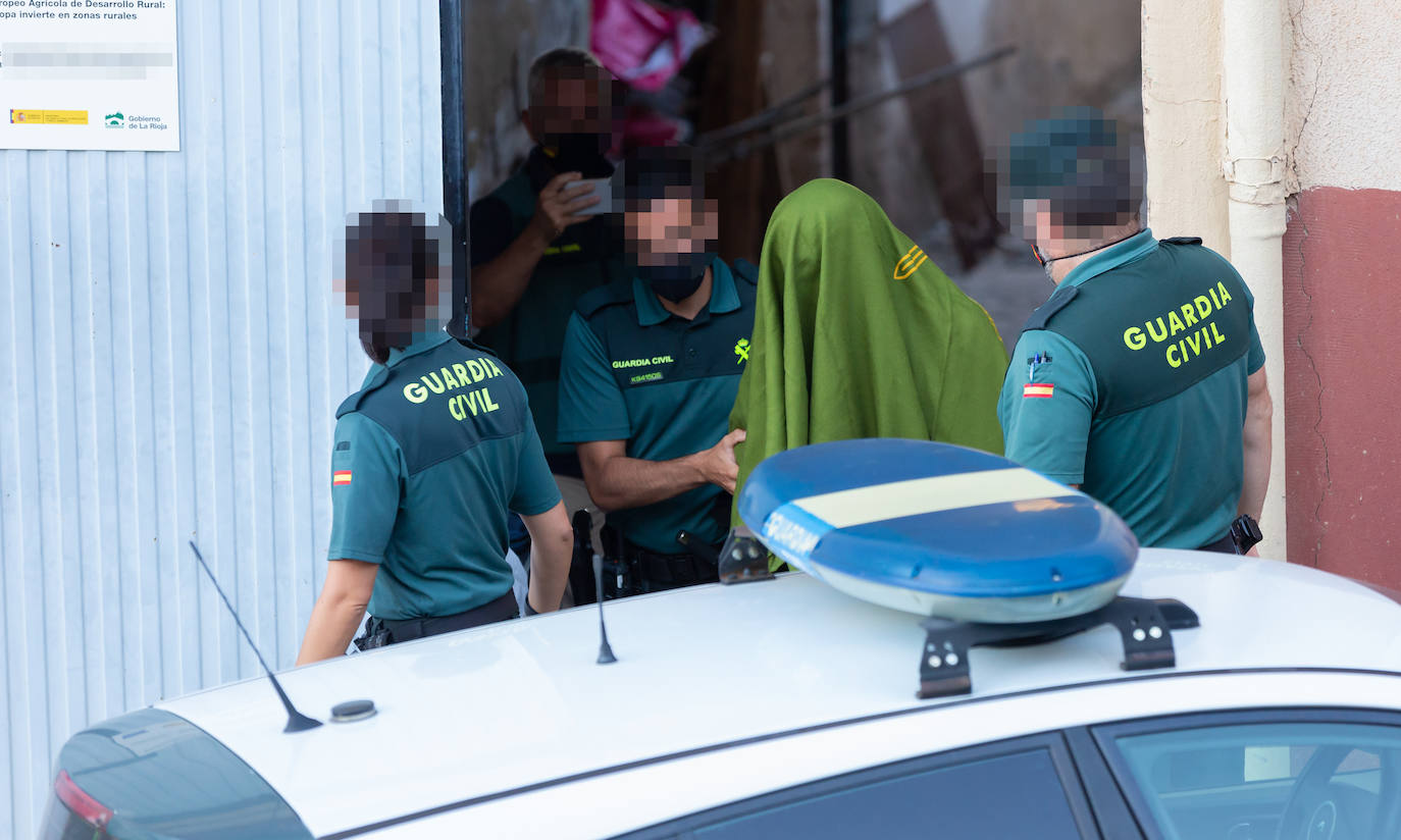 La Guardia Civil sacó ayer esposado al vecino del número 32 de la avenida de Santa Ana, investigó en el interior de la casay buscó con un perro a Javier Ovejas Abad-