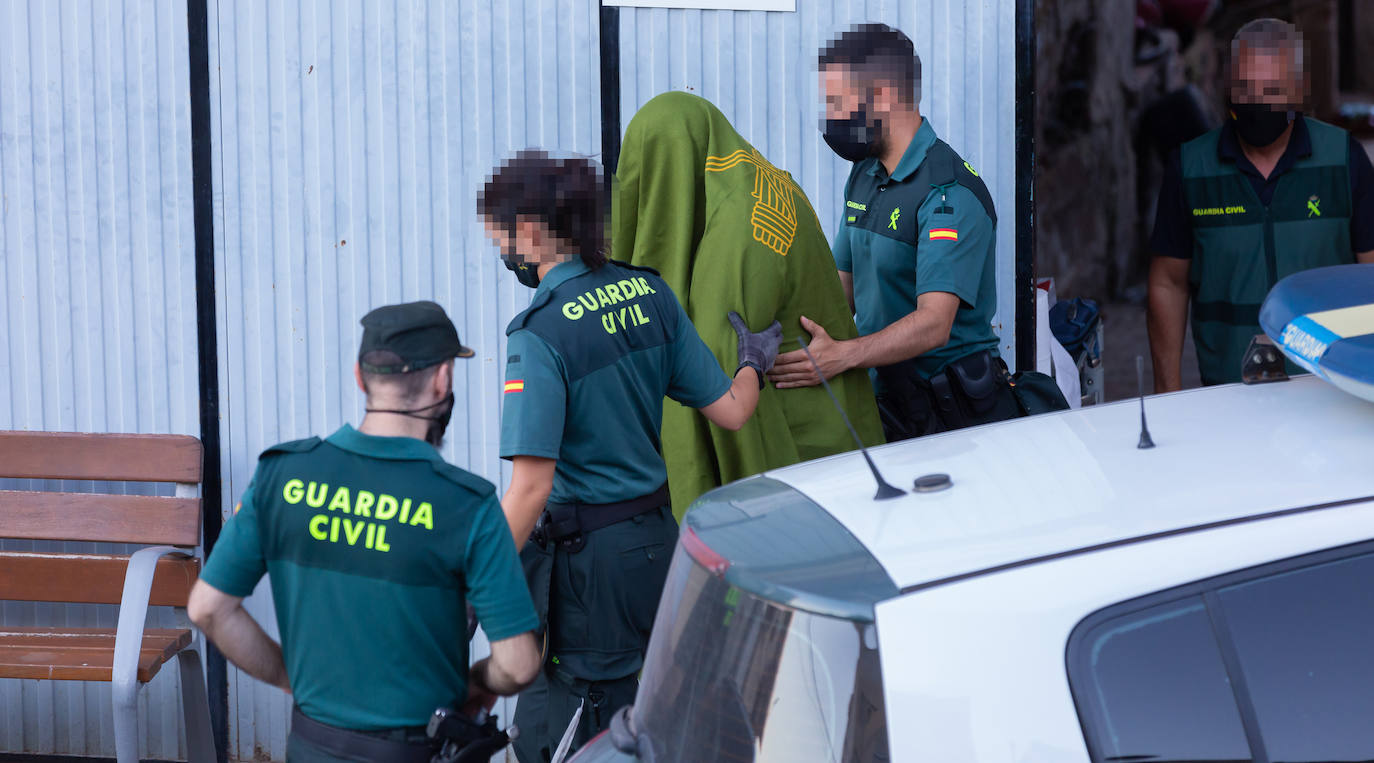 La Guardia Civil sacó ayer esposado al vecino del número 32 de la avenida de Santa Ana, investigó en el interior de la casay buscó con un perro a Javier Ovejas Abad-