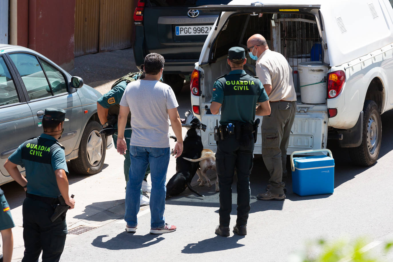 La Guardia Civil sacó ayer esposado al vecino del número 32 de la avenida de Santa Ana, investigó en el interior de la casay buscó con un perro a Javier Ovejas Abad-