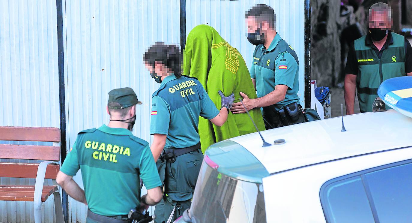 La Guardia Civil sacó ayer esposado al vecino del número 32 de la avenida de Santa Ana, investigó en el interior de la casay buscó con un perro a Javier Ovejas Abad-