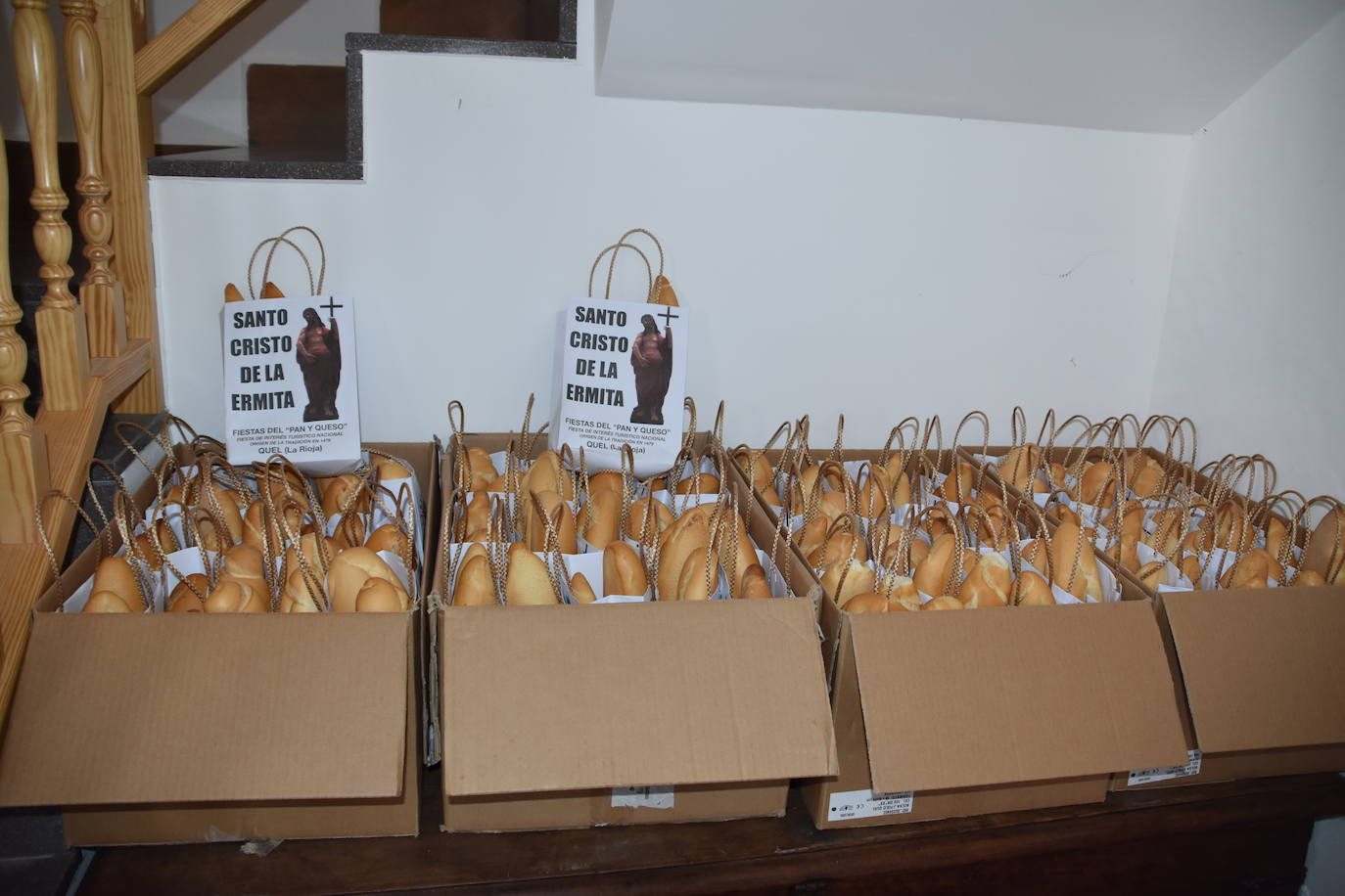 Fotos: Reparto de pan y queso en Quel y procesión a la ermita