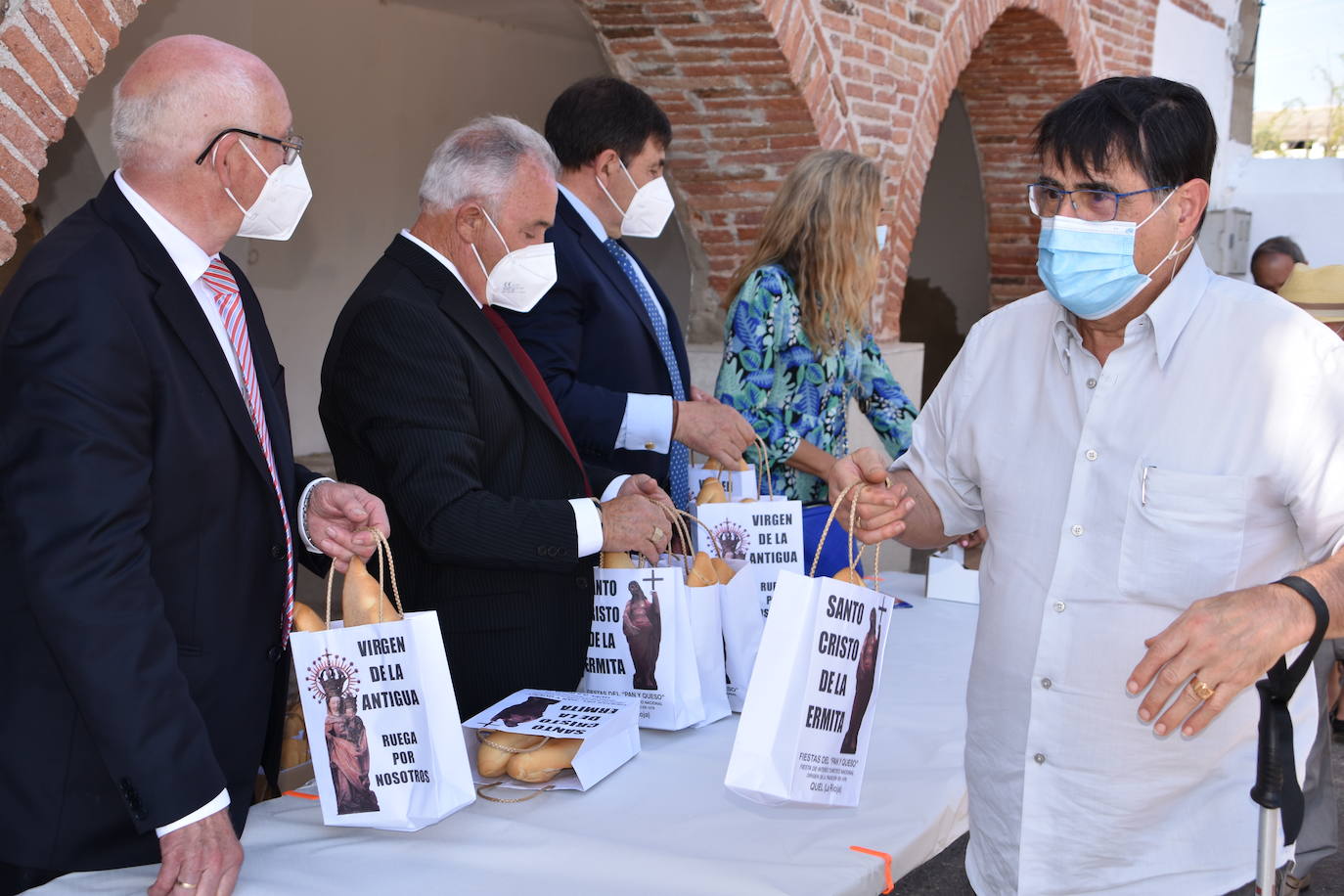 Fotos: Reparto de pan y queso en Quel y procesión a la ermita
