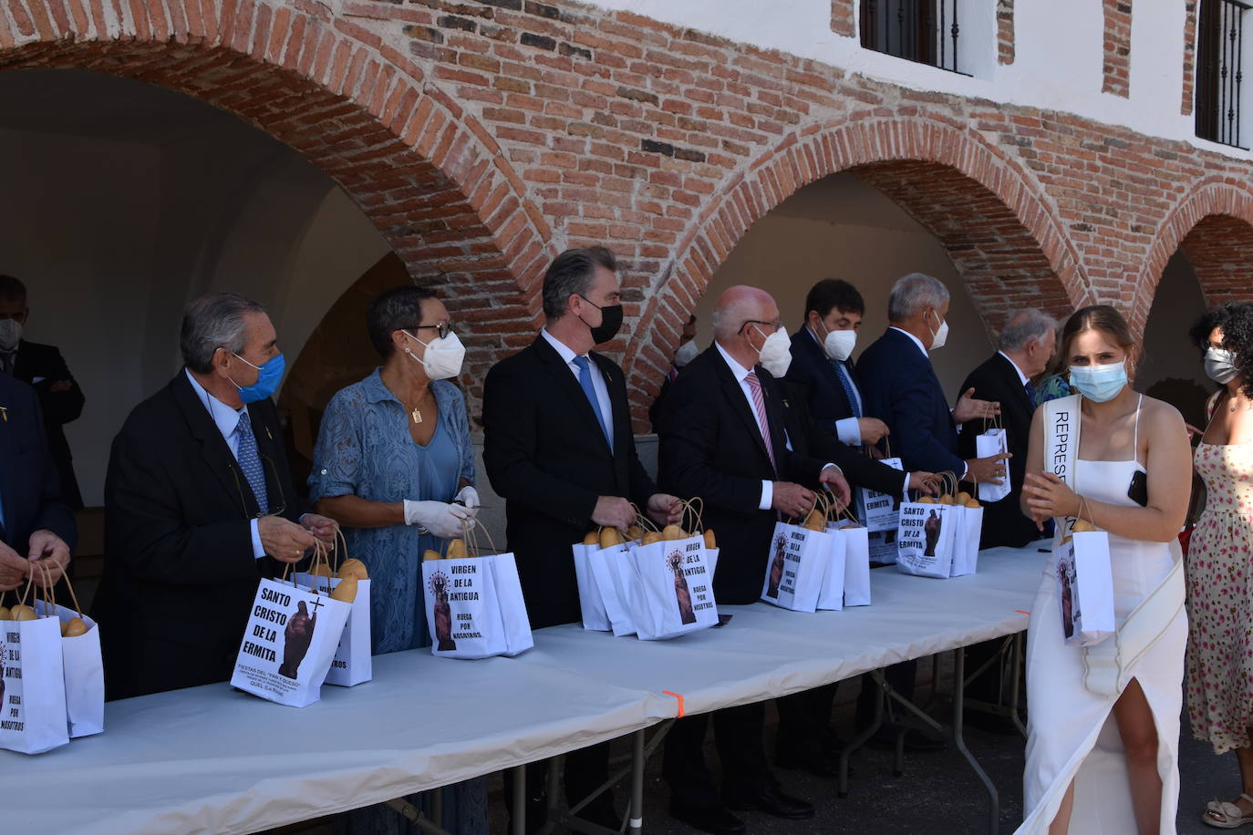 Fotos: Reparto de pan y queso en Quel y procesión a la ermita