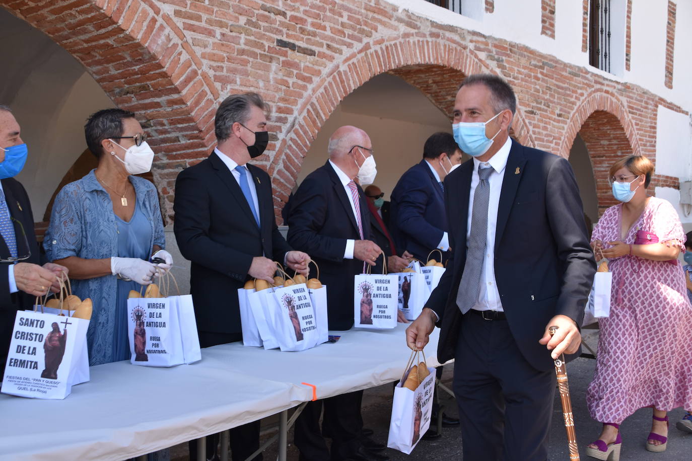 Fotos: Reparto de pan y queso en Quel y procesión a la ermita