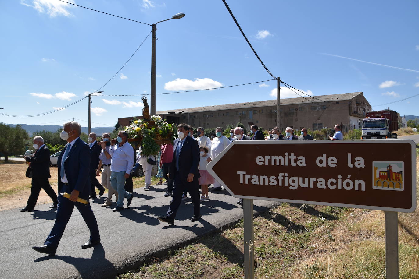 Fotos: Reparto de pan y queso en Quel y procesión a la ermita