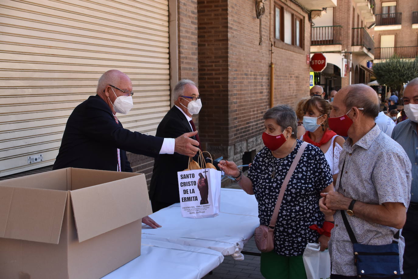 Fotos: Reparto de pan y queso en Quel y procesión a la ermita
