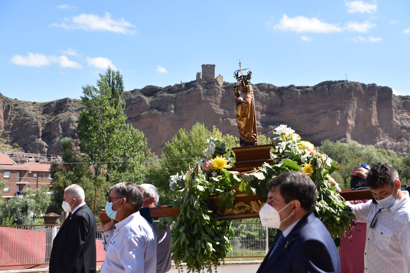 Fotos: Reparto de pan y queso en Quel y procesión a la ermita