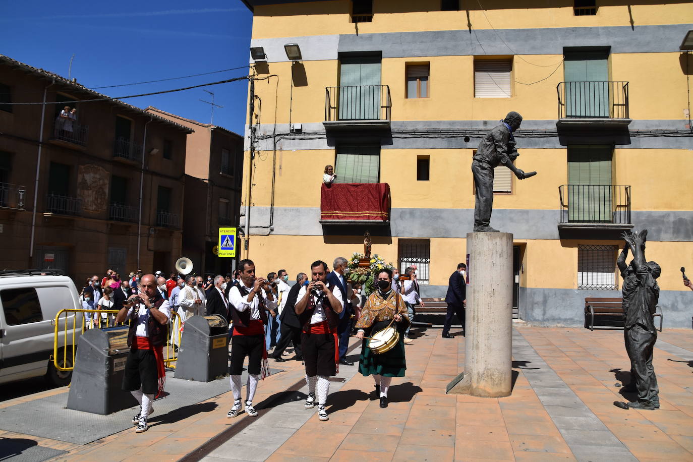 Fotos: Reparto de pan y queso en Quel y procesión a la ermita
