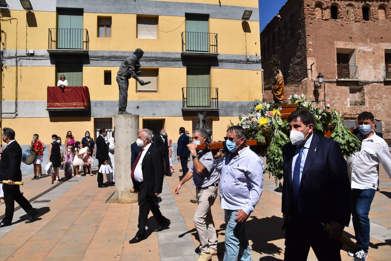 Fotos: Reparto de pan y queso en Quel y procesión a la ermita
