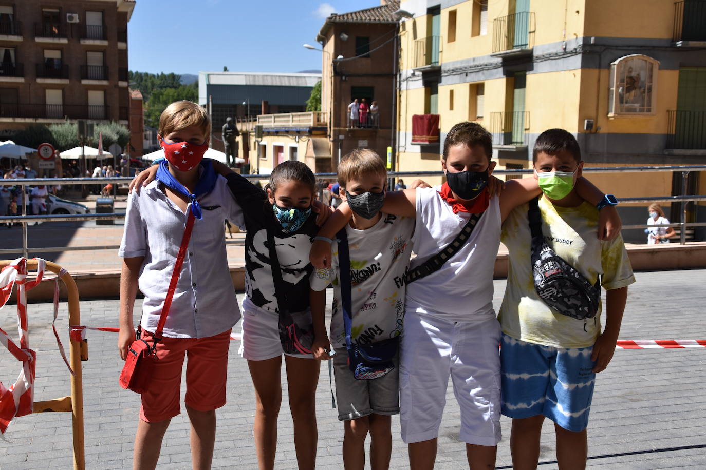 Fotos: Reparto de pan y queso en Quel y procesión a la ermita