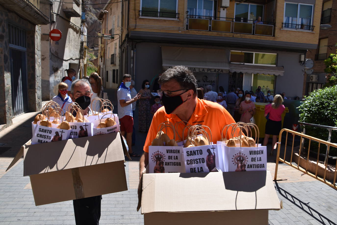 Fotos: Reparto de pan y queso en Quel y procesión a la ermita