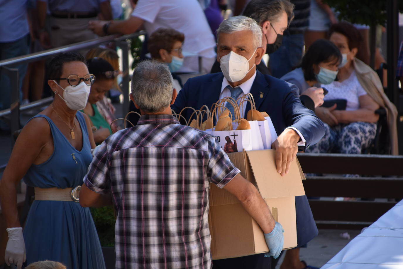 Fotos: Reparto de pan y queso en Quel y procesión a la ermita