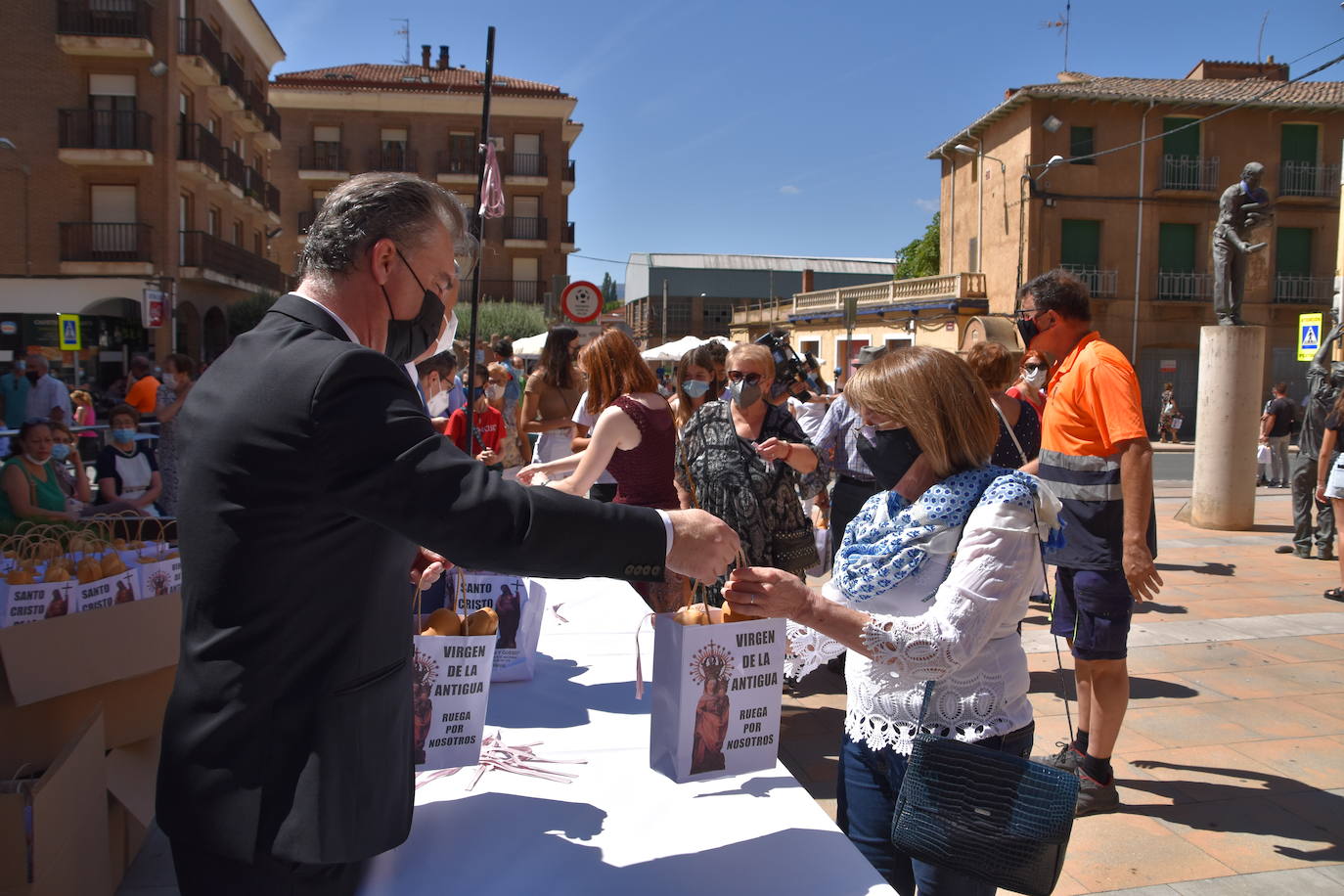 Fotos: Reparto de pan y queso en Quel y procesión a la ermita
