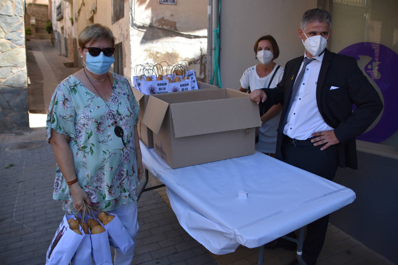 Fotos: Reparto de pan y queso en Quel y procesión a la ermita