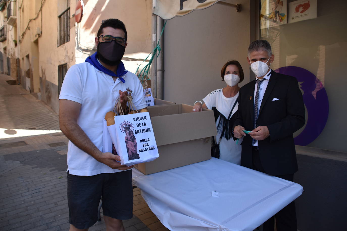 Fotos: Reparto de pan y queso en Quel y procesión a la ermita