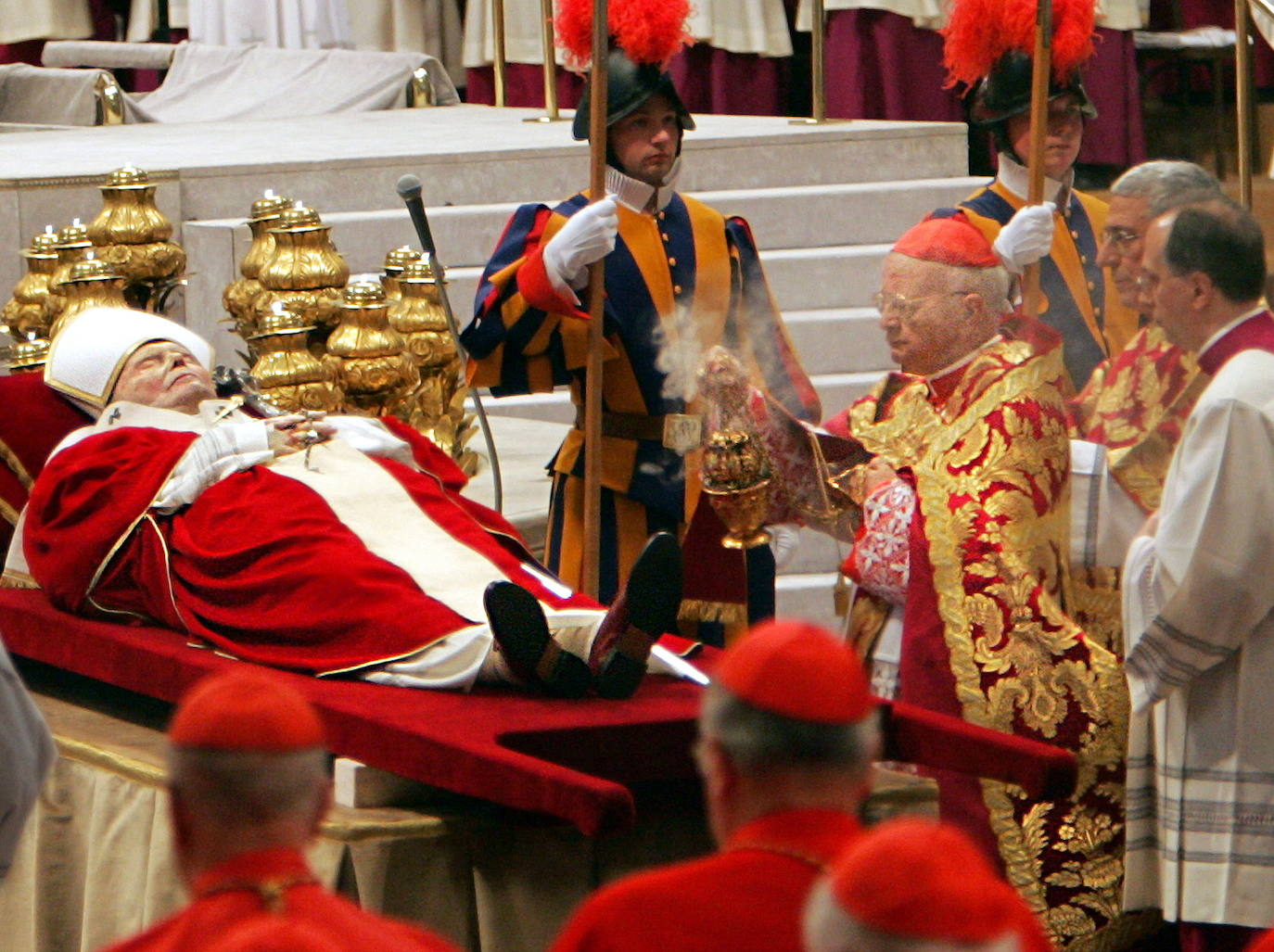 El cardenal Eduardo Martínez Somalo inciensa el cadáver de Juan Pablo II el 3 de abril de 2005 en la basílica de San Pedro.