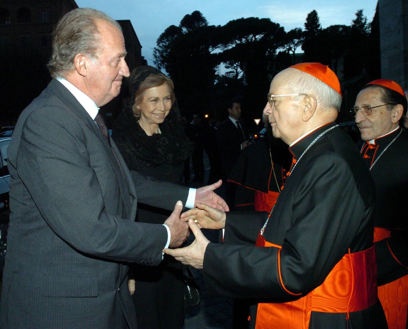 Martínez Somalo recibe las condolencias de los entonces monarcas, Juan Carlos y Sofía, que acudieron al funeral de Juan Pablo II.