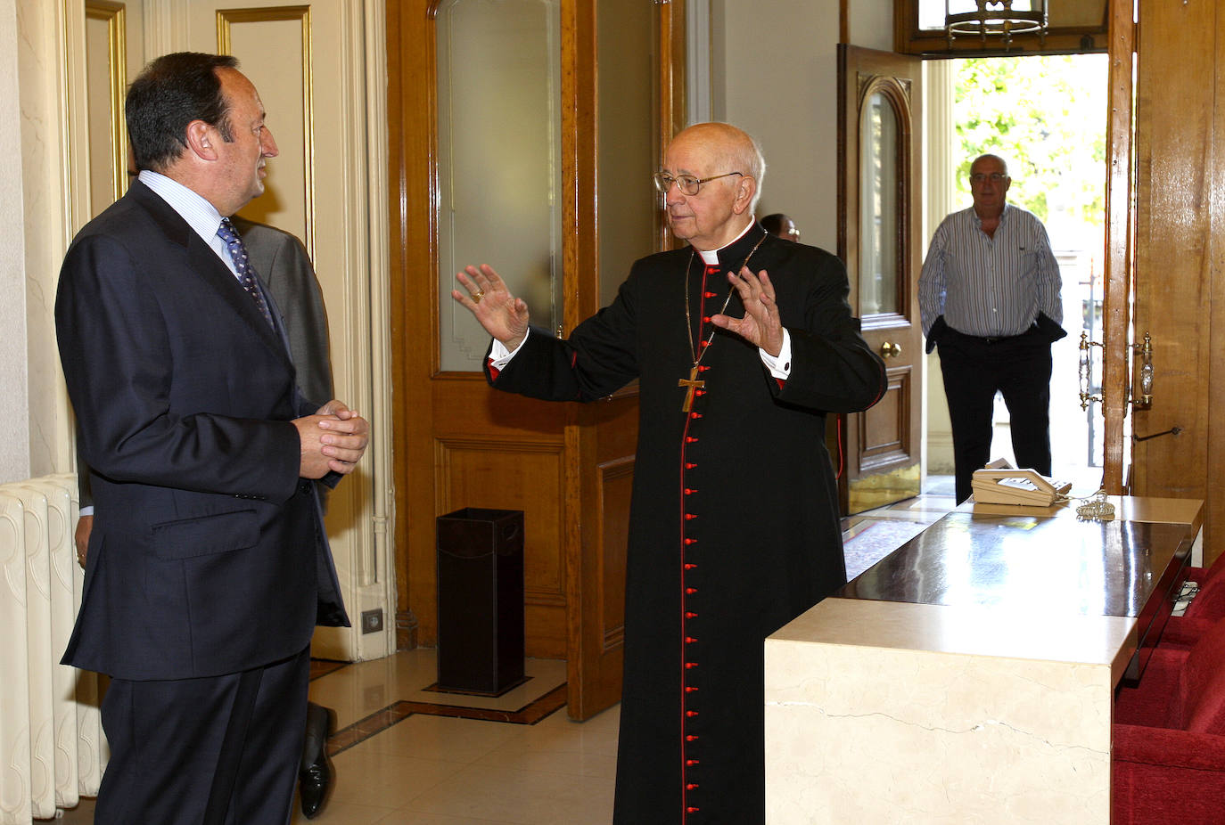 El entonces presidente del Gobierno de La Rioja, Pedro Sanz, recibe al cardenal en el Palacete.