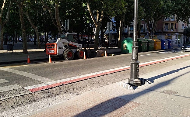 Fresado del carril bici ya pintado para su reasfaltado. 