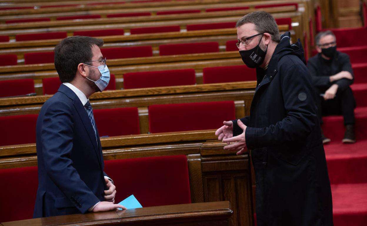 El presidente de la Generalitat, Pere Aragonès, dialoga con el diputado de la CUP Vidal Aragonès.