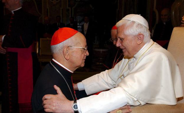 El Papa Benedicto XVI abraza a Eduardo Martínez Somalo durante una audiencia con los cardenales en el Vaticano en 2005.