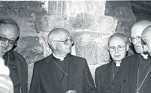 Junto a altos cargos de la Iglesia, como el cardenal Suquía, Elías Yanes y el entonces obispo riojano, Francisco Álvarez, visitando San Millán en 1997. 