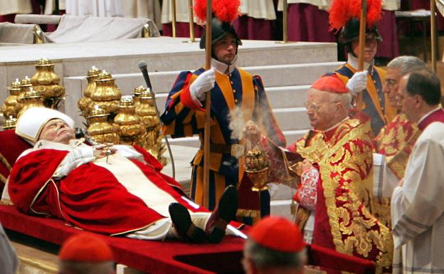 El cardenal Eduardo Martínez Somalo inciensa el cadáver de Juan Pablo II el 3 de abril de 2005. 