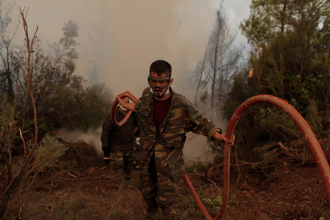 Uno de los bomberos que luchan contra el fuego en Eubea