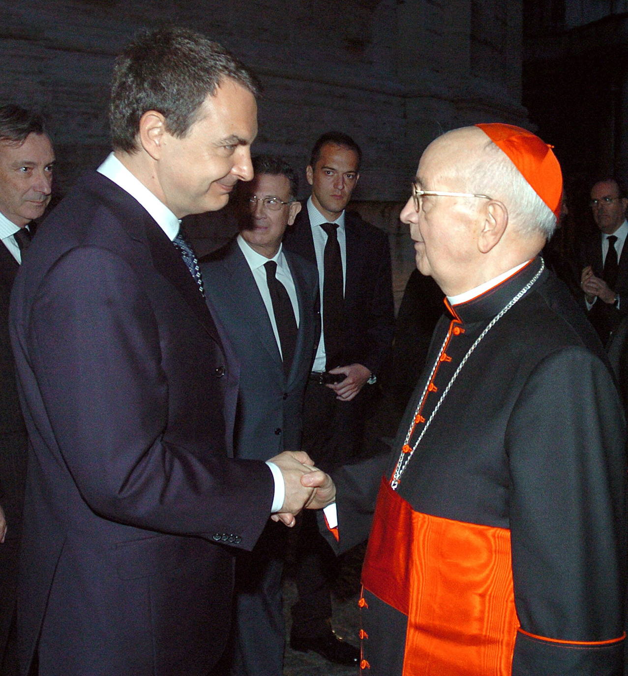 El cardenal recibe el pésame del entonces presidente del Gobierno de España, José Luis Rodríguez Zapatero, por la muerte de Juan Pabo II, en el Vaticano. 