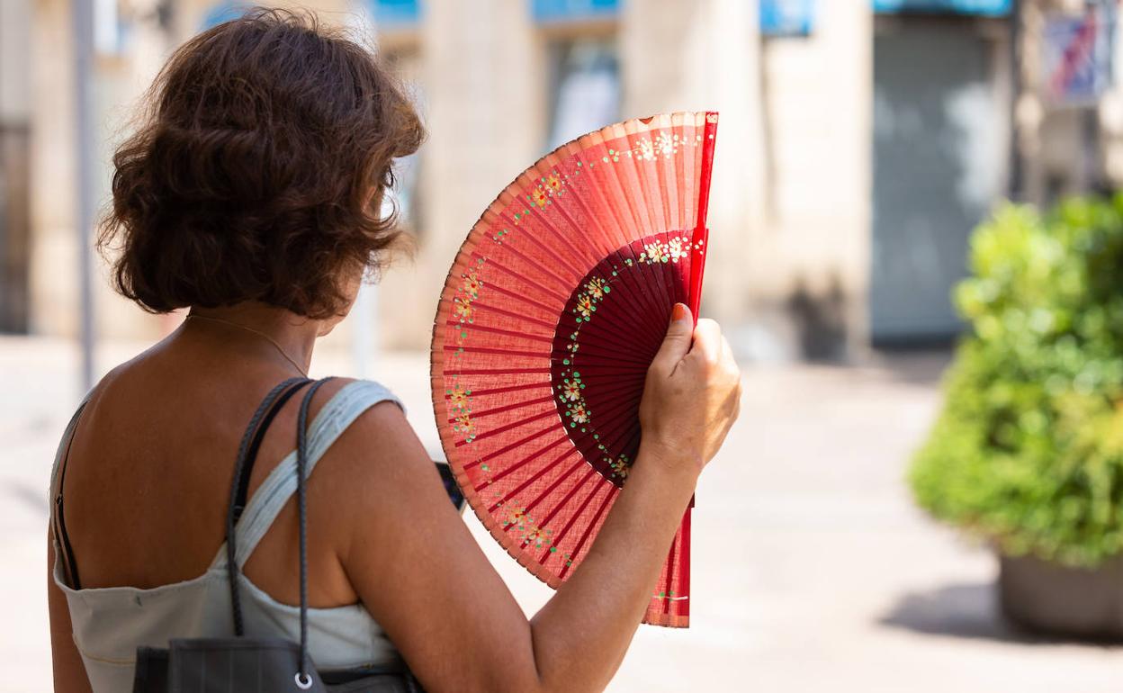 Una mujer se abanica en Logroño para sofocar el intenso calor. 