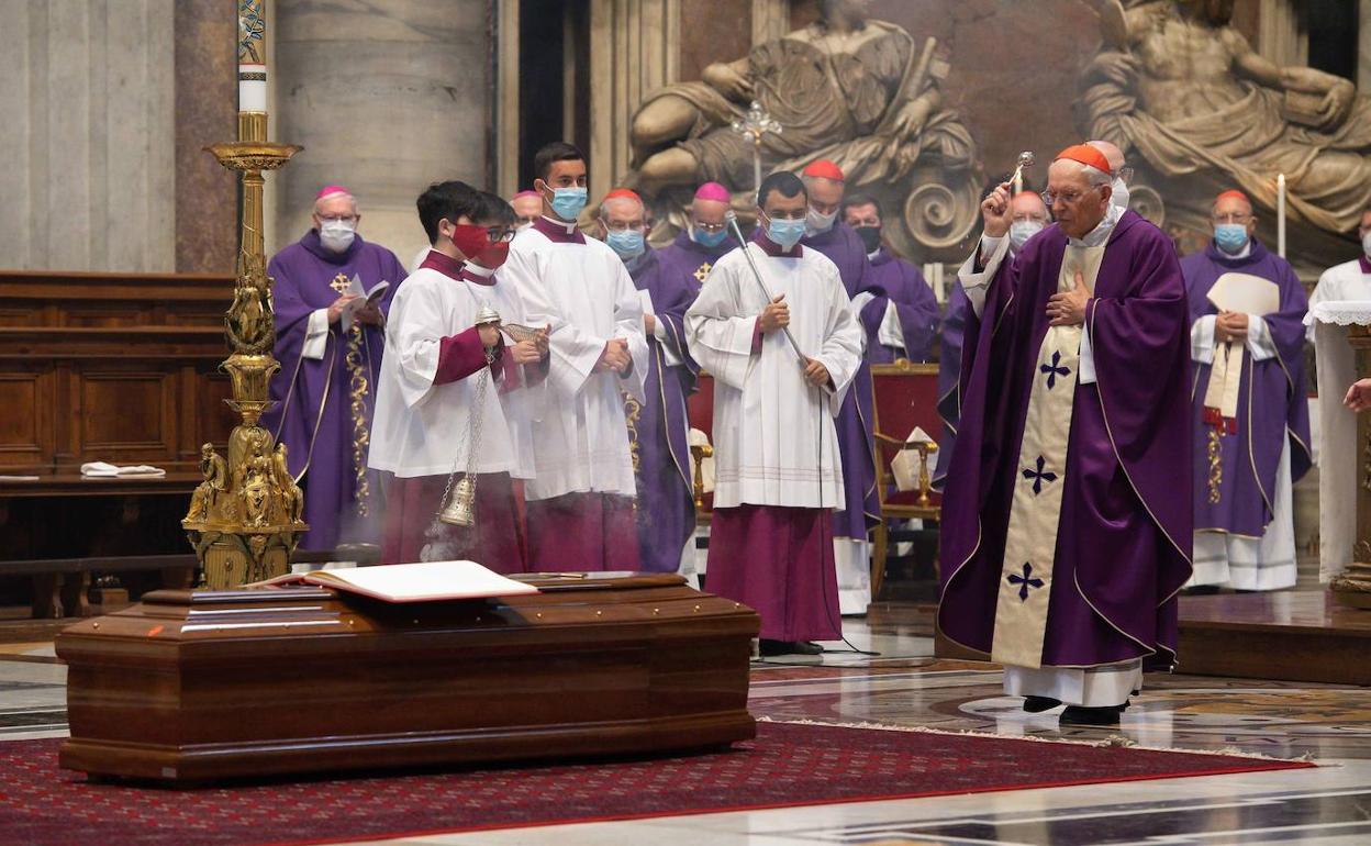 El cardenal decano Giovanni Battista Re presidió el funeral del purpurado riojano. 