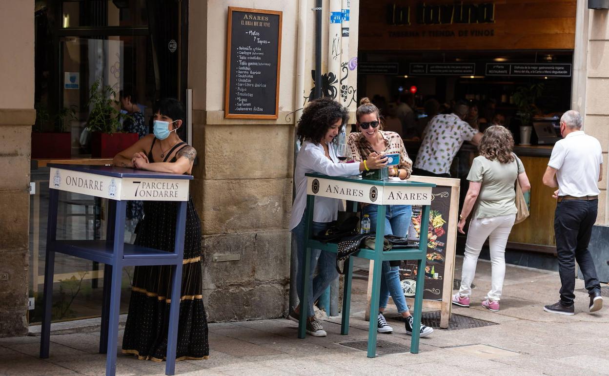 Varias personas disfrutando de su tiempo de ocio en Logroño. 