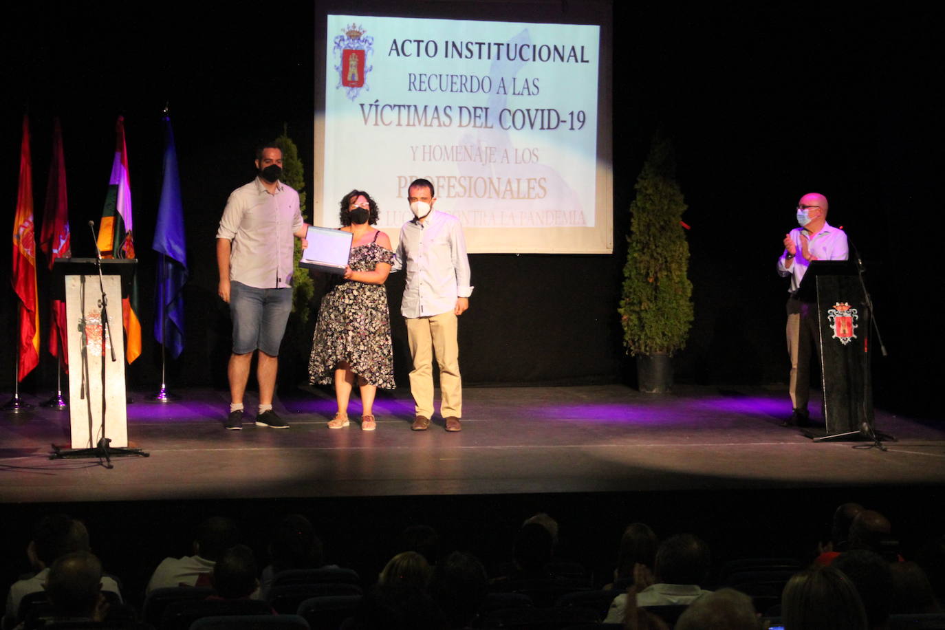 El Ayuntamiento honró ayer a las víctimas y sus familias, trabajadores y fuerzas de seguridad que luchan contra la pandemia frente a frente