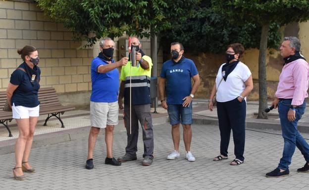 Imagen principal - Lanzamiento del cohete, el viernes en Tudelilla. Abajo, los gigantes en la plaza de Alfaro y preparación del concierto de La Pasarela en Rincón. 