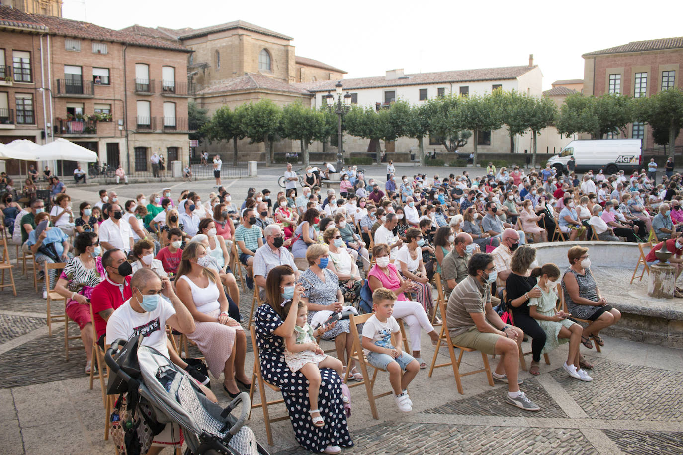 El estreno de la edición 2021, que brinda dos escenas, se saldó con un lleno del aforo, 250 sillas, y muchas personas de pie. 