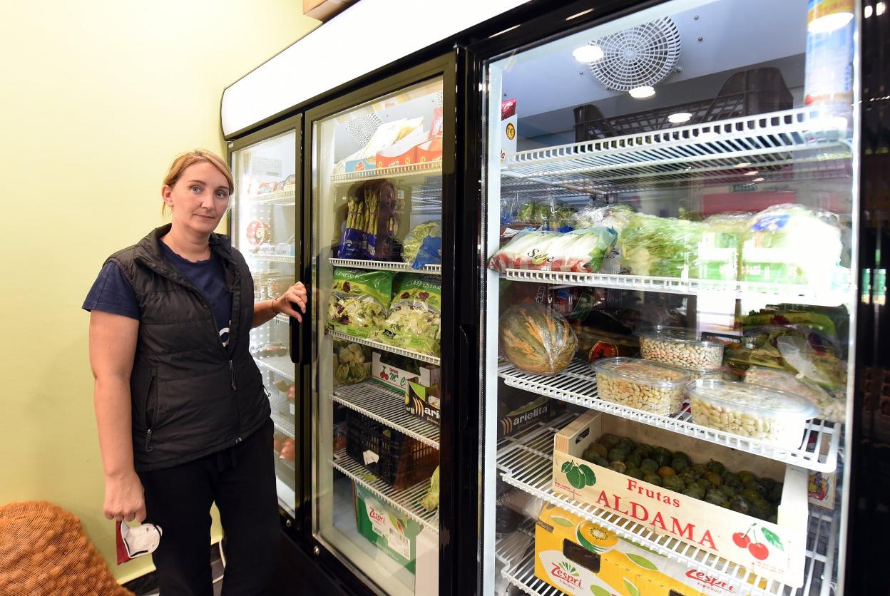 Viniegra posa delante de una de las vitrinas refrigeradas. 