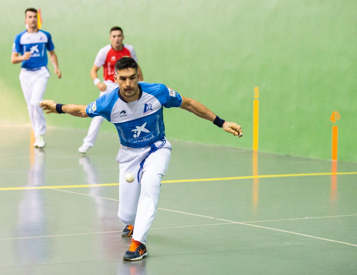 Víctor Esteban recoge la pelota con su mano derecha. 