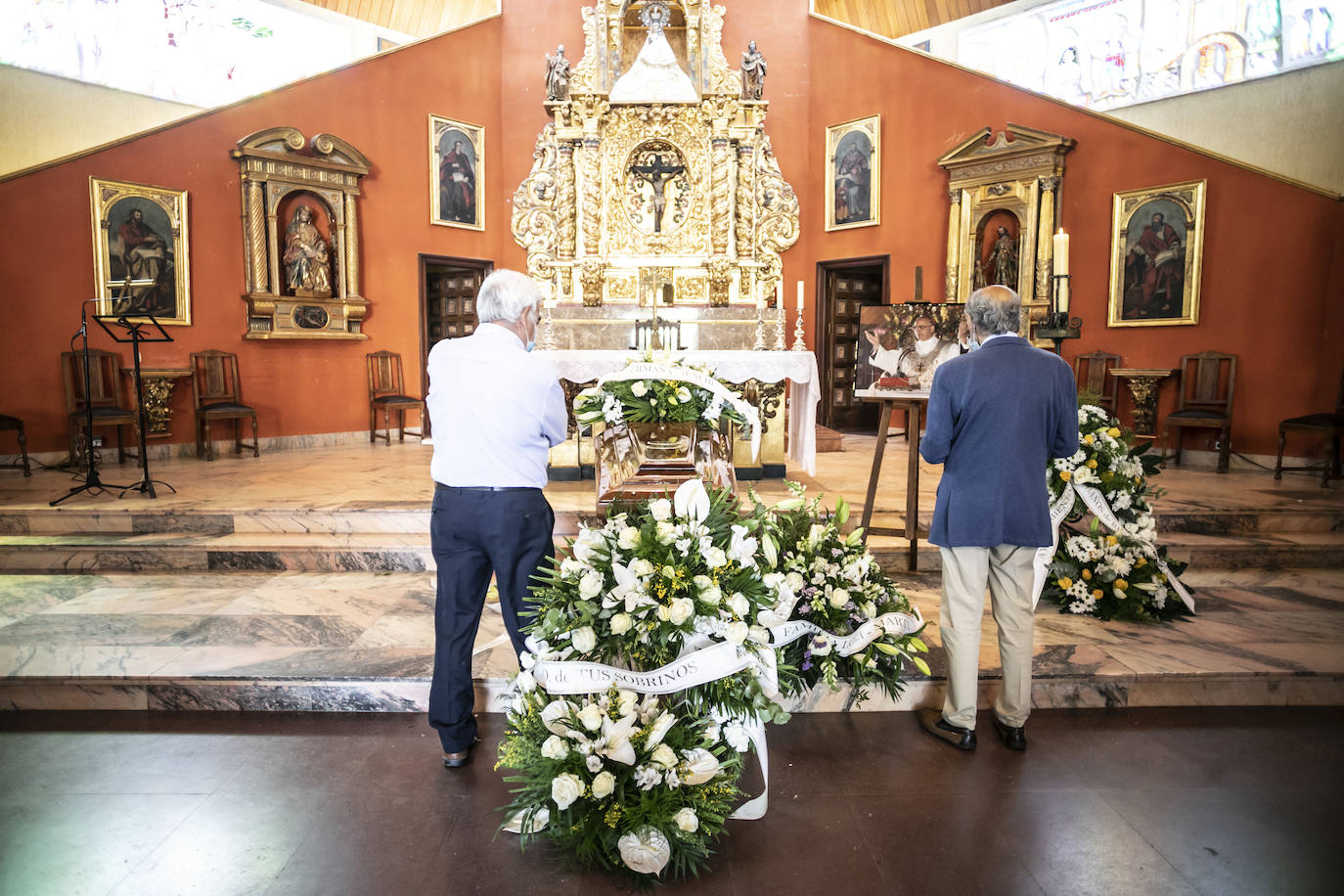 Fotos: Goteo constante de bañejos para despedirse del cardenal Martínez Somalo