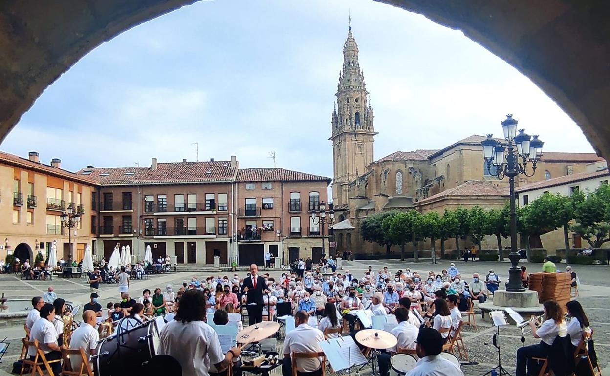 Un concierto de la banda municipal de música en la plaza de España. 