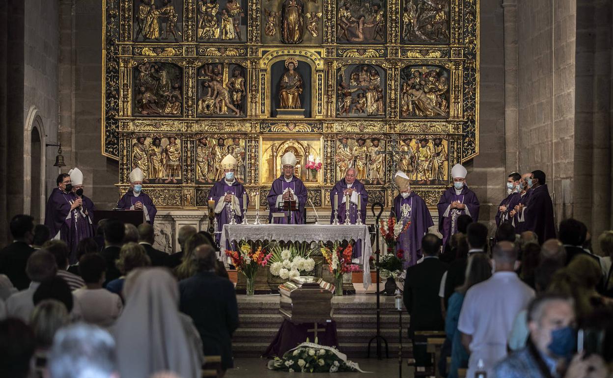 Omella despide al cardenal Somalo dando gracias «por sus consejos y su buen hacer»