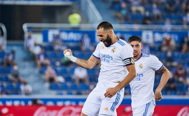 Benzema celebra uno de sus dos goles ante el Alavés. 