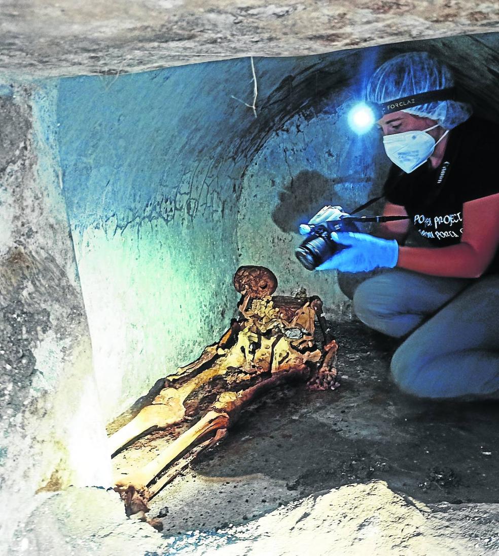 Beatriz Hernáez, en la tumba junto al esqueleto momoficado de Marcus Venerius. 