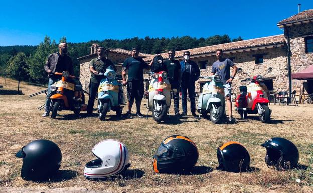 Motoristas sorianos y riojanos intercambian el testigo en la Venta de Piqueras de Lumbreras de Cameros.