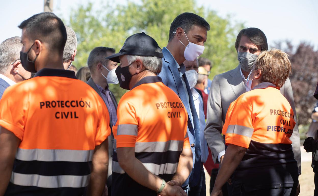 Pedro Sánchez charla con miembros de Protección Civil en Ávila. 